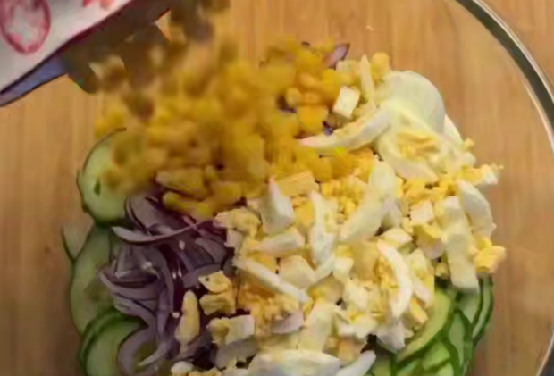 Освіжаючий салат з тунцем, кадр з відео