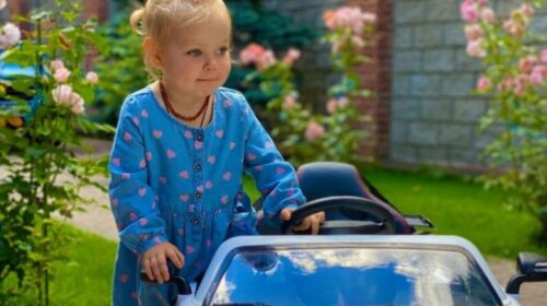 Превзошла саму Лизу Галкину: двухлетняя дочка Кудрявцевой в лазурной футболке и мини-шортах впечатлила ярким образом