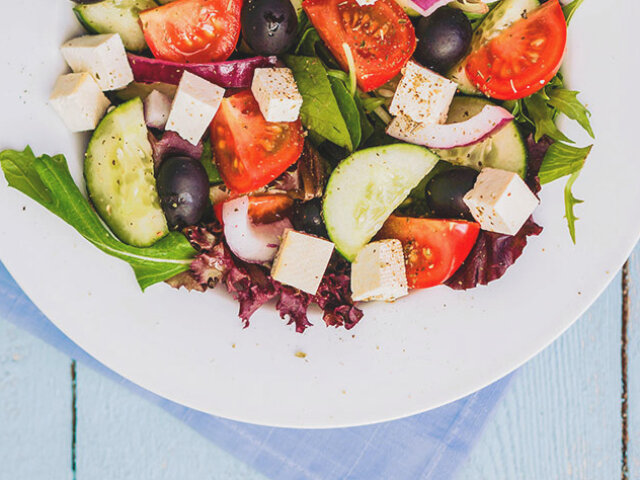 Греческий салат: рецепты с фетаксой, фетой и брынзой