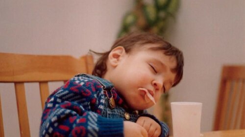Кумедні фото дітей, які можуть заснути де завгодно