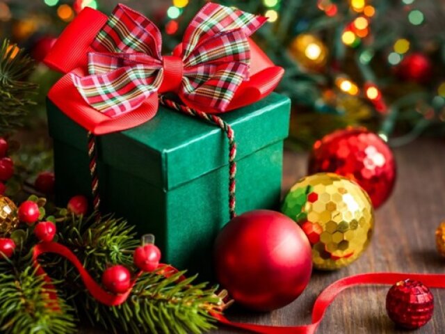 Новый год 2019, год Свиньи, подарок, игрушки на елку, венок, гирлянда, шары