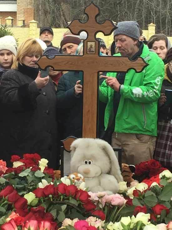 Поклонники принесли игрушки на могилу Юлии Началовой