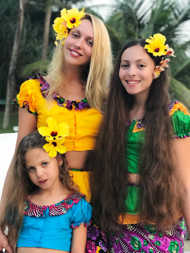 Оля Полякова з дочками Машею і Алісою