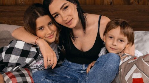 "Я боюсь покинути дітей": співачка Анастасія Приходько зізналась, що більше 2 місяців зовсім не чує на одне вухо