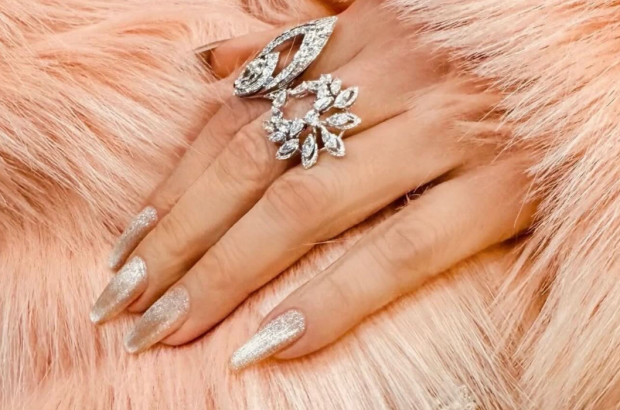 Манікюр з блискітками, фото із соцмереж