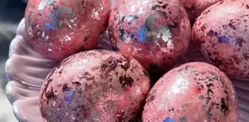 Рожеві крашанки, кадр з відео