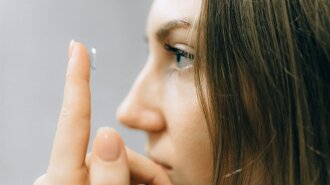 Офтальмолог предостерегла людей, которые носят линзы: можно "потерять глаза"