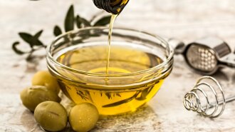 Уменьшает риск рака груди, укрепляет сосуды и не только: эксперты назвали удивительные свойства оливкового масла