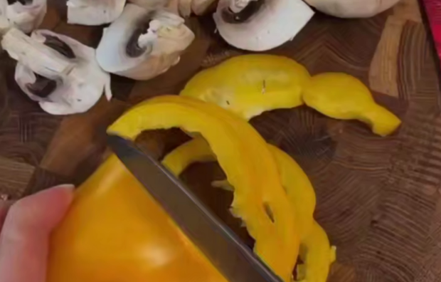 Салат з куркою теріякі, кадр з відео