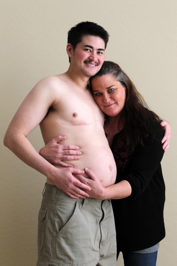 Первый в мире беременный мужчина выносил и родил троих детей, а теперь хочет еще