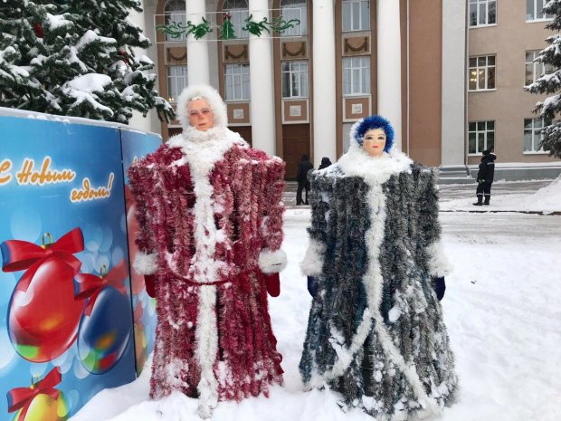 Фигуры Деда Мороза и Снегурочки в российском городе вызвали страх у детей