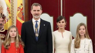 Идеальный семейный выход: королева Летиция в черно-белом образе вышла в свет вместе с мужем и дочерьми