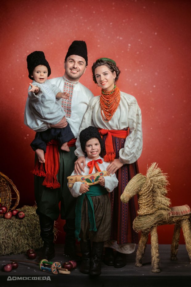 Сім'я Решетник у святкових костюмах на Покрову, Київська область початок ХХ століття
