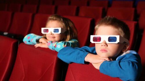 1521793188_two-children-boy-and-girl-watching-a-3d-movie-in-cinema_m1hpu_2u__f0000