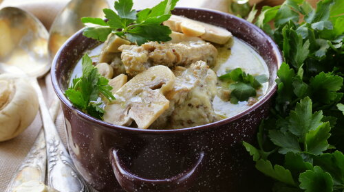 Рецепт для мультиварки: ароматный суп из куриной грудки с грибами и сливками