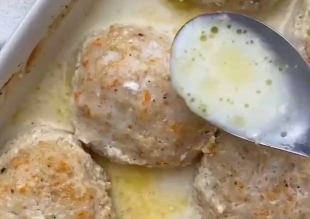 Куриные биточки с яблоком, кадр из видео