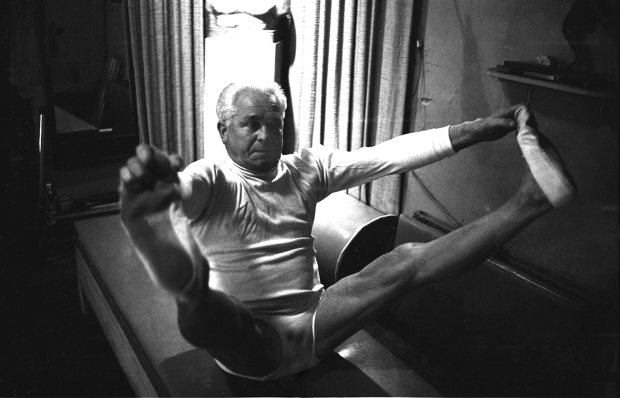 Йозеф Пілатес демонструє фізичну підготовку свого тіла