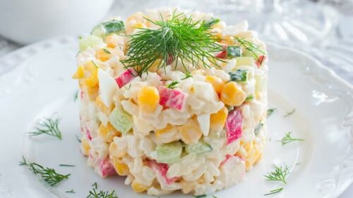 Простой салат из крабовых палочек: вкус, знакомый из детства