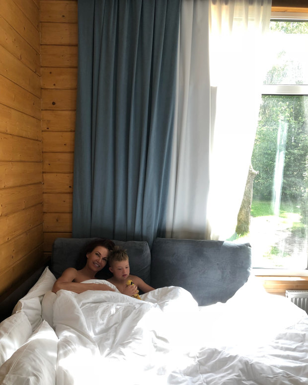Эвелину Бледанс осудили за «голое» фото в постели с сыном