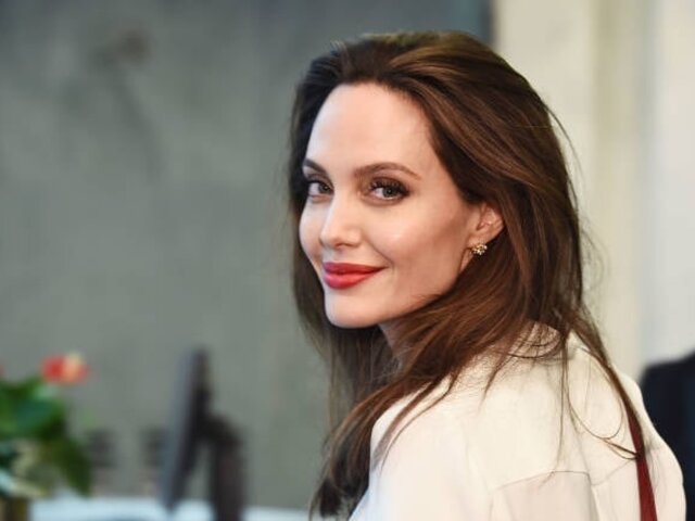 Анджелина Джоли вышла на улицу в платке