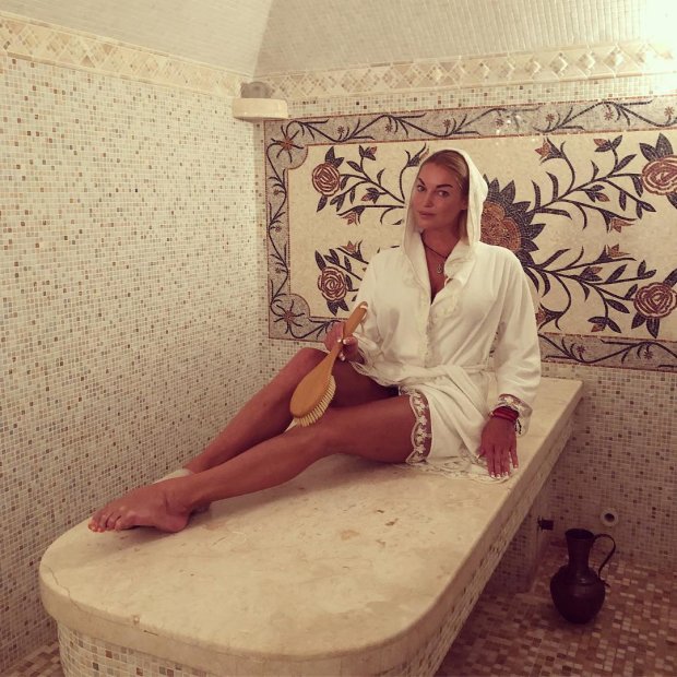 Анастасия Волочкова показала фото из бани