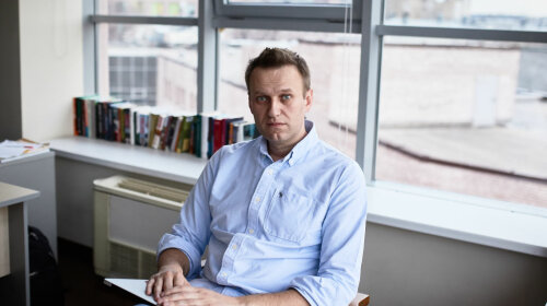"Вчора зміг цілий день дихати сам": Олексій Навальний показав перше фото після отруєння