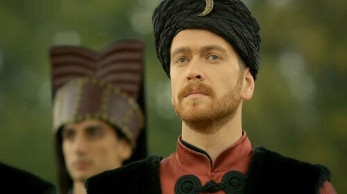 Як зараз виглядає актор, який зіграв сина-спадкоємця султана Сулеймана: фото турецького красеня