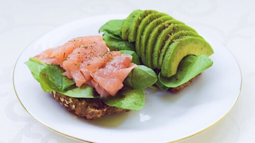 Завтрак за 5 минут: вкусный и оригинальный бутерброд с авокадо и лососем