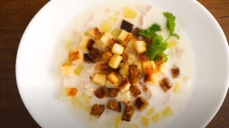 Согреет даже в самые лютые морозы: ароматный сырный суп из курочки и плавленных сырков с хрустящими сухариками