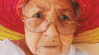 "Зате не потоне": на пляжі в Запорізькій області бабуся "вигулювала" онука на повідку (ВІДЕО)