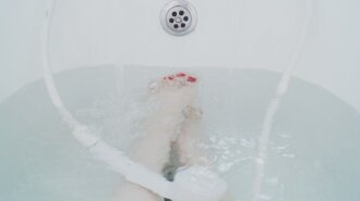У Тернополі лікарі рятують від хімічного опіку 19-річну дівчину: налила у ванну білизну
