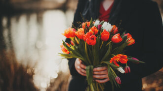 Bouquets_Tulips_Hands_507966