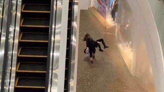 В Киеве кипятком затопило популярный торговый центр: девять пострадавших (видео)