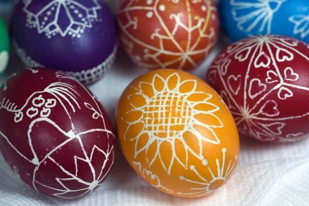 Яйца можно покрасить натурльными красками