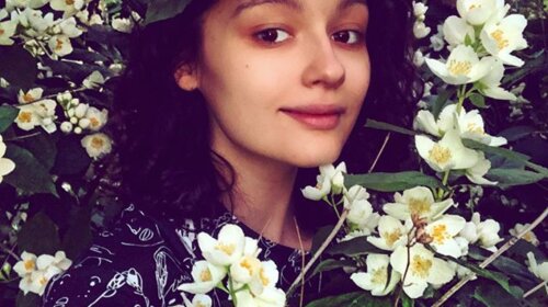 Зросла ніжною і красивою: Маша Кончаловская показала шанувальникам безтурботний кадр з квіткового поля (ФОТО)