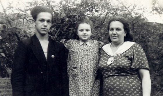 Юный Кобзон с матерью и сестрой