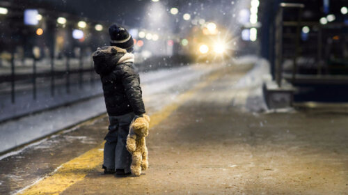 одинокий ребенок на улице зимой
