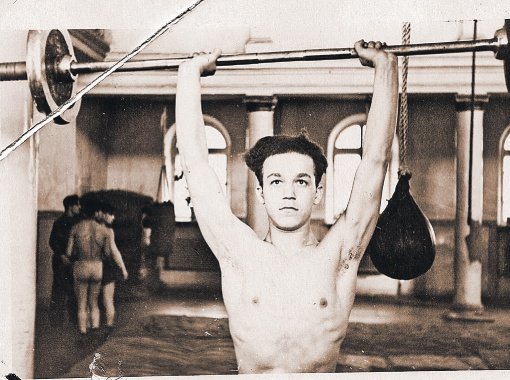 Йосип Кобзон в юності займався спортом (боксом)