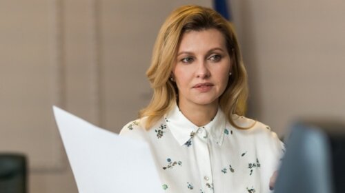Білі блузи, глянцеві лофери, модні укладки: Нові стильні виходи першої леді Олени Зеленської б'ють усі рекорди