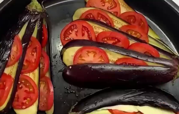 Баклажани з сиром та помідорами, кадр з відео