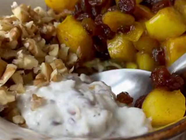 Боул с яблоком и орехами, кадр из видео