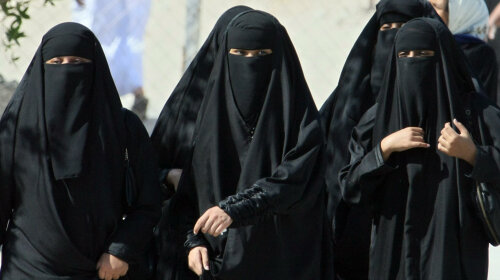 В Саудовской Аравии женщинам разрешили самостоятельно снимать номера в отелях: но есть подвох