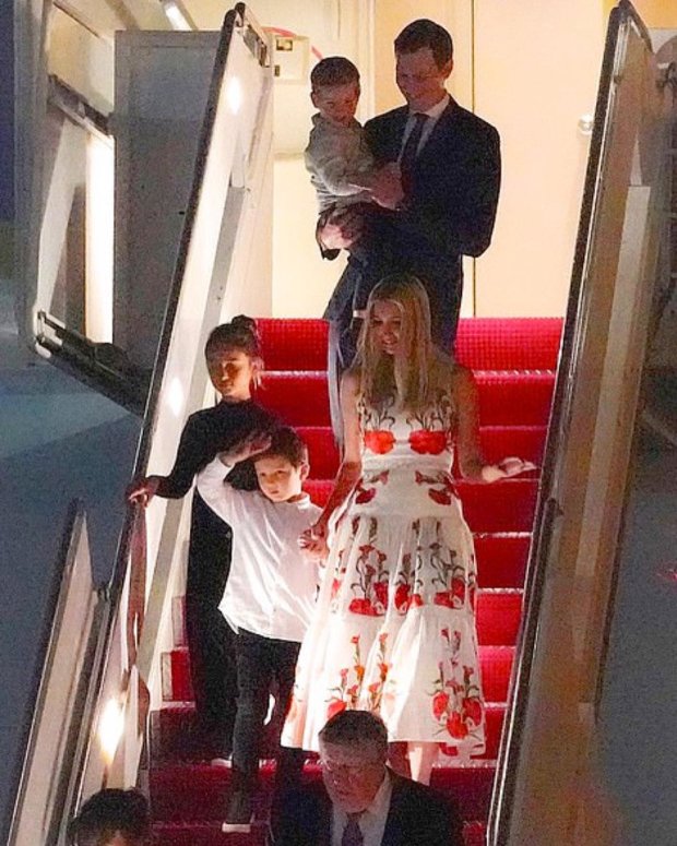 Іванка Трамп разом зі своїм чоловіком Джаредом і дітьми прибутку в Палм-Біч
