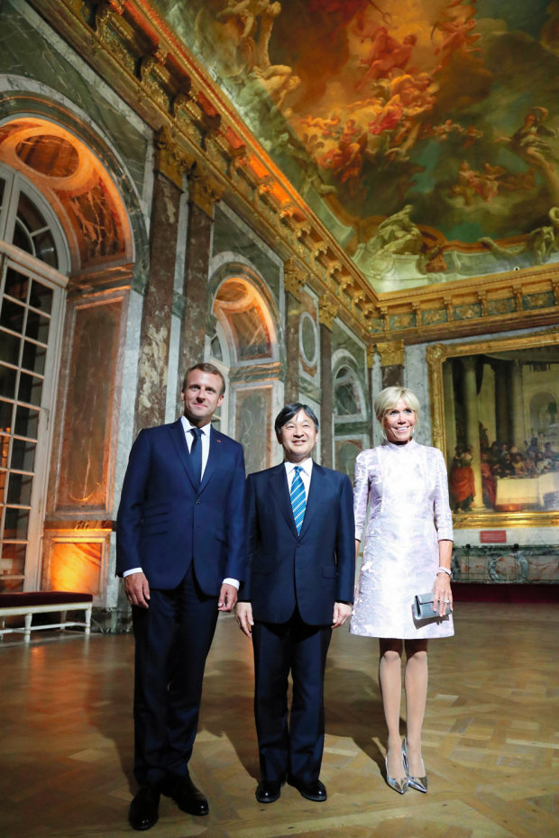 Емманюель Макрон, Бріжит Макрон і наслідний принц Японії Нарухіто у Версалі