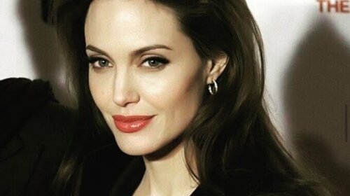 В 45 лет даст фору 18-летним: Анджелина Джоли в мокром платье показала прелести - «Даже грудь не стала прятать» (ФОТО)