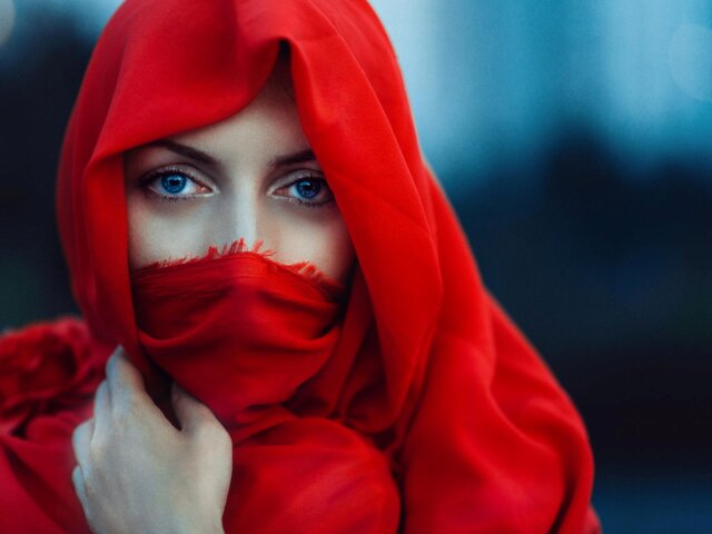 Girls_The_girl_in_a_red_cape_covering_her_face_107357_