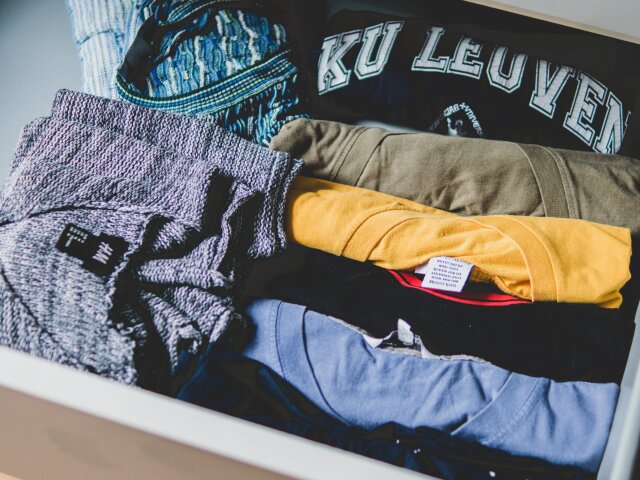 Організація шафи: ці способи допоможуть вам швидко і охайно скласти худі, футболки та штани
