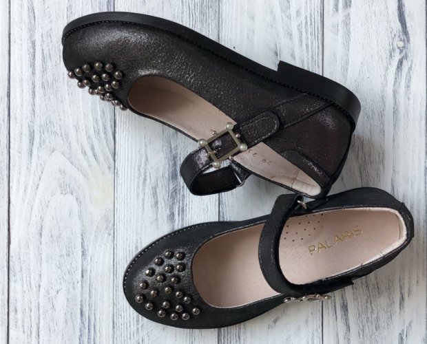 туфлі для дівчинки з натуральної шкіри з рантом з ланцюжка і чорним перлами – 1193 – 1288 грн.