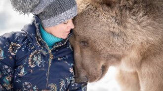 Обожает сгущенку и обниматься: в семье уже 28 лет живет настоящий медведь — как складывается их судьба (ФОТО)