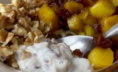 Боул с яблоком и орехами, кадр из видео